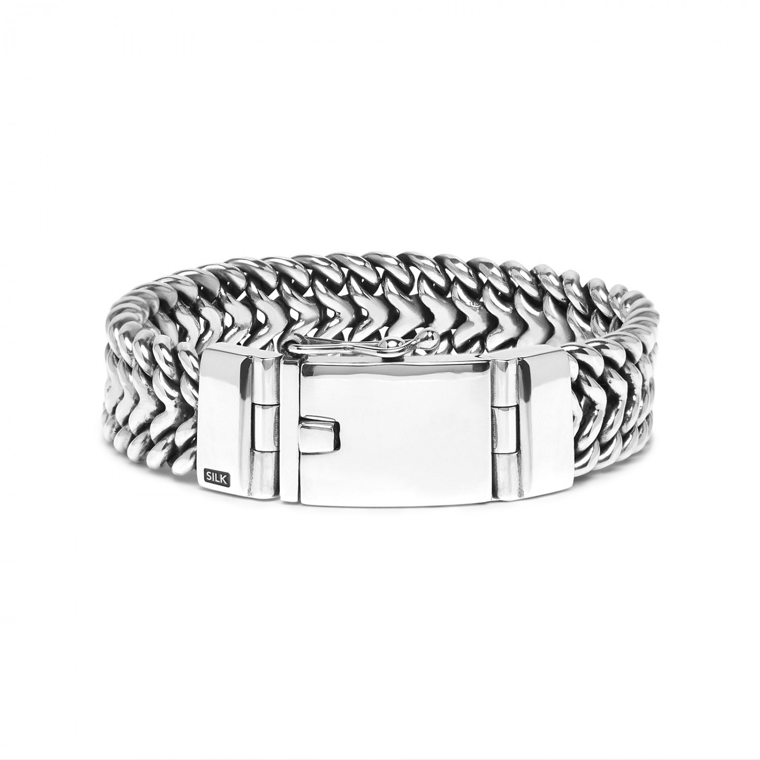 De zilveren 643 Armband valt plat op de pols. De schakels van de armband vallen als een 8 in elkaar. Deze armband is van binnen geoxideerd en krijgt daardoor een mooie donkere gloed van binnenuit. De armband sluit middels een stevig bakslot welke zich uitstekend leent voor een mooie gravure.