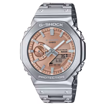 Maak kennis met de volledig metalen toevoeging aan de voortdurend evoluerende 2100-serie van horloges die zijn gebaseerd op de allereerste G-SHOCK ooit: de DW-5000C.

De luxe, volledig metalen constructie, met een geschroefde kastachterkant, rand en band van roestvrij staal, zorgt voor een gestroomlijnd, minimalistisch ontwerp en beschermt het horloge bij vallen tegen schokken. Dankzij de montage met hoge dichtheid blijft het analoog-digitale combinatiehorloge slank, maar biedt het toch de geavanceerde functies die u belangrijk vindt in een compact profiel en een comfortabele pasvorm.

We gaan terug in de tijd met de achthoekige rand en het schakelbandontwerp van het origineel uit 1983, allemaal uitgevoerd in metaal. De roestvrijstalen rand, driedimensionaal gevormd in een tijdrovend proces van smeden, snijden en polijsten, is prachtig afgewerkt met een cirkelvormige haarlijn op de bovenkant en spiegelglans op de schuine kanten.

Er zijn buffercomponenten van fijn hars geïnstalleerd tussen de rand en de kast voor een schokbestendige structuur met een volledig metalen buitenkant.

De verfijnde vormgeving van de wijzerplaat, bereikt met fijne verwerkingstechnologie van Yamagata Casio, en de prachtige koperkleurige dampafzetting voegen een laatste verfijning en kwaliteit toe.

Kan worden gekoppeld met een smartphone via Bluetooth®. Je hoeft alleen maar de speciale app aan te sluiten voor een nauwkeurige tijdregistratie die je op schema houdt. Met Tough Solar, een zeer heldere LED-verlichting en allerlei andere handige functies is dit een uurwerk dat zowel stijlvol als nuttig is.