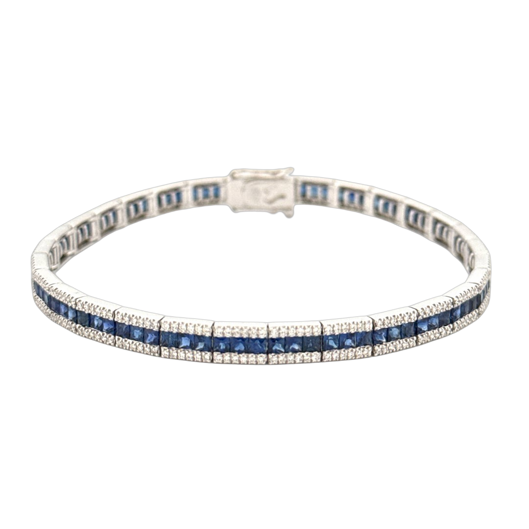 Deze prachtige armband is vervaardigd van 18 karaat witgoud en is voorzien van schitterende saffieren en briljanten. Met een lengte van 19 cm en een breedte van 5 mm is het een echte eyecatcher. Draag deze tennis armband alleen of combineer hem met andere armbanden voor een trendy layered look. Een stijlvolle toevoeging aan elke outfit!
