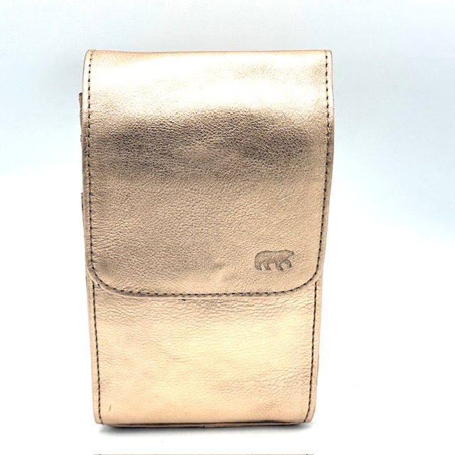 De BearDesign Robbie 2.0 schoudertas inde kleur Rose metalllic cp 2650 is voorzien van een verstelbare schouderband, meerdere opbergvakken en een stijlvol panterprint design. Deze tas kan crossbody of over de schouder gedragen worden voor optimaal comfort en stijl. Perfect voor dagelijks gebruik of een avondje uit. Een trendy accessoire dat elke outfit compleet maakt!
