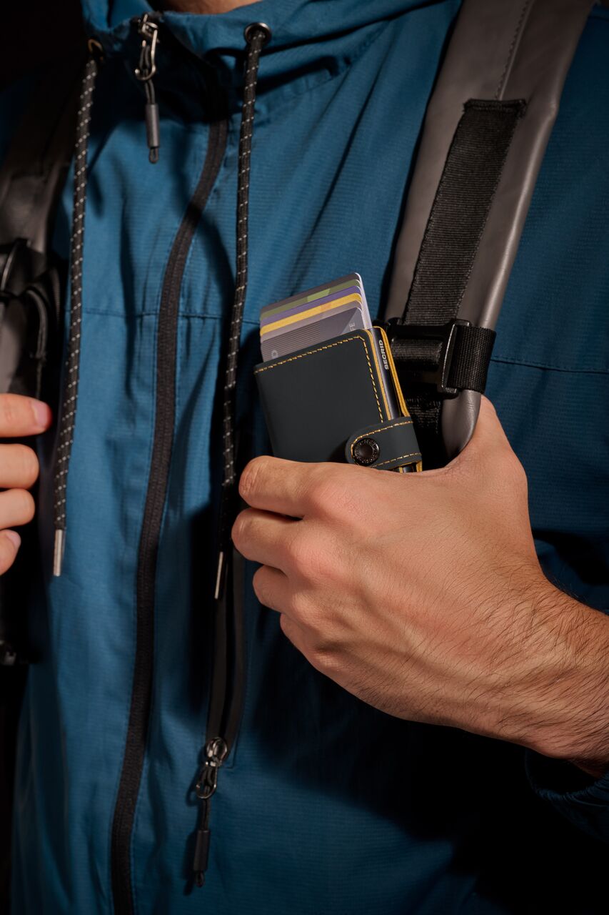 De perfecte alleskunner

Klein van formaat en verrassend groot in opslagcapaciteit. De Miniwallet combineert het beste van twee werelden. De omhulsel bevat bankbiljetten, bonnetjes en kaarten, terwijl de aluminium Cardprotector het mogelijk maakt om kaarten met één simpele beweging uit te schuiven en ze te beschermen tegen buigen, breken en ongewenste draadloze communicatie (RFID-safe).

Draagt:
4 verdikte of 6 platte kaarten
4 extra kaarten
Bankbiljetten
Visitekaartjes
Bonnetjes