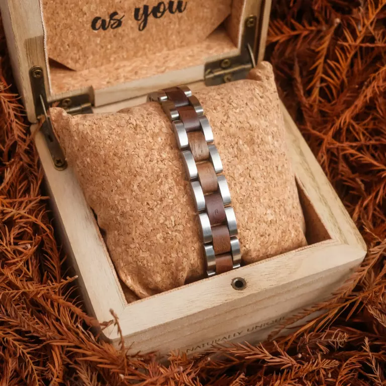 Laat onze armband in walnoothout en hoogwaardig 316L roestvrij staal in zilver je herinneren aan de melodie van je favoriete muziek. Ontdek het draagcomfort van dit natuurlijke model en het exclusieve ontwerp gemaakt van zorgvuldig geselecteerde natuurlijke materialen.