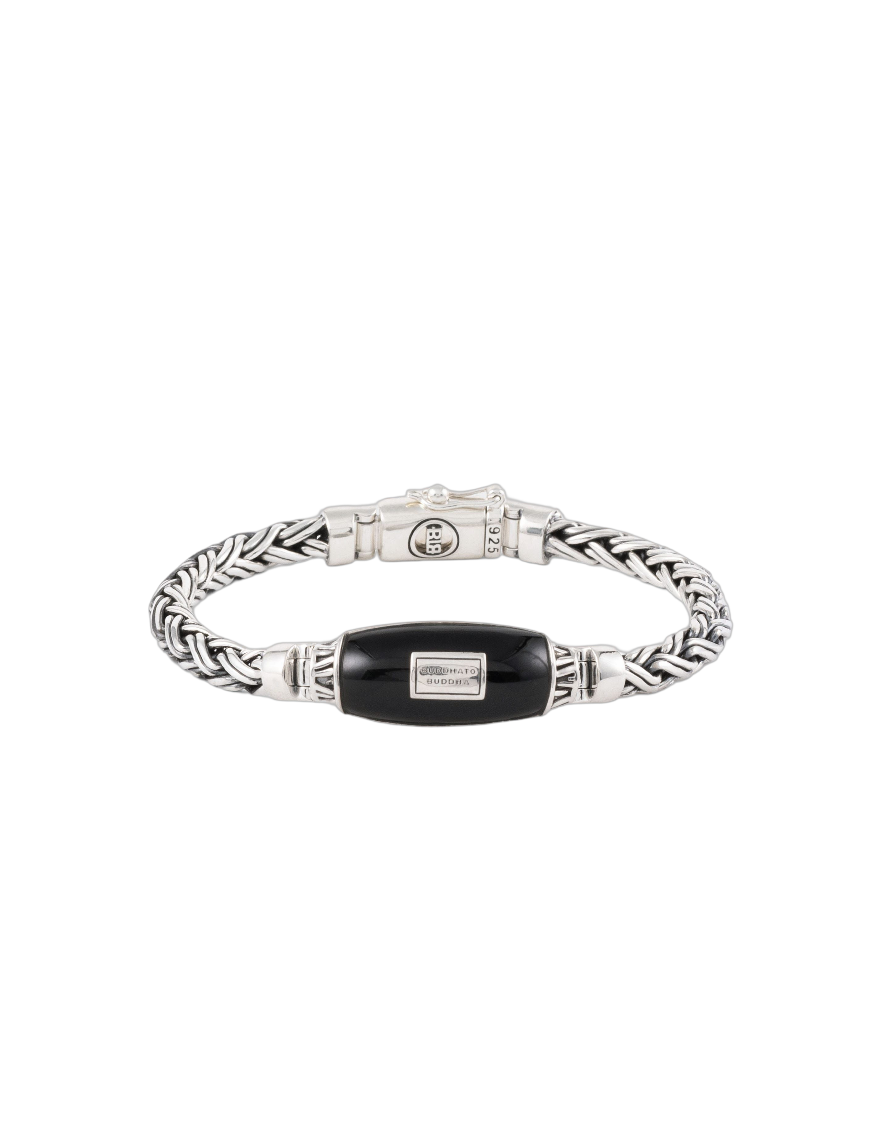 De heerlijk dragende armband, met de bekende gevlochten Katja-schakel, is er nu ook met een zwarte onyx-steen! De ‘Katja XS Black Onyx Bracelet’ is daardoor niet alleen een genot om te zien, maar ook een genot om te dragen. Deze hoogwaardig kwalitatieve armband van Buddha to Buddha wordt volledig met de hand gemaakt van 925 sterling zilver.