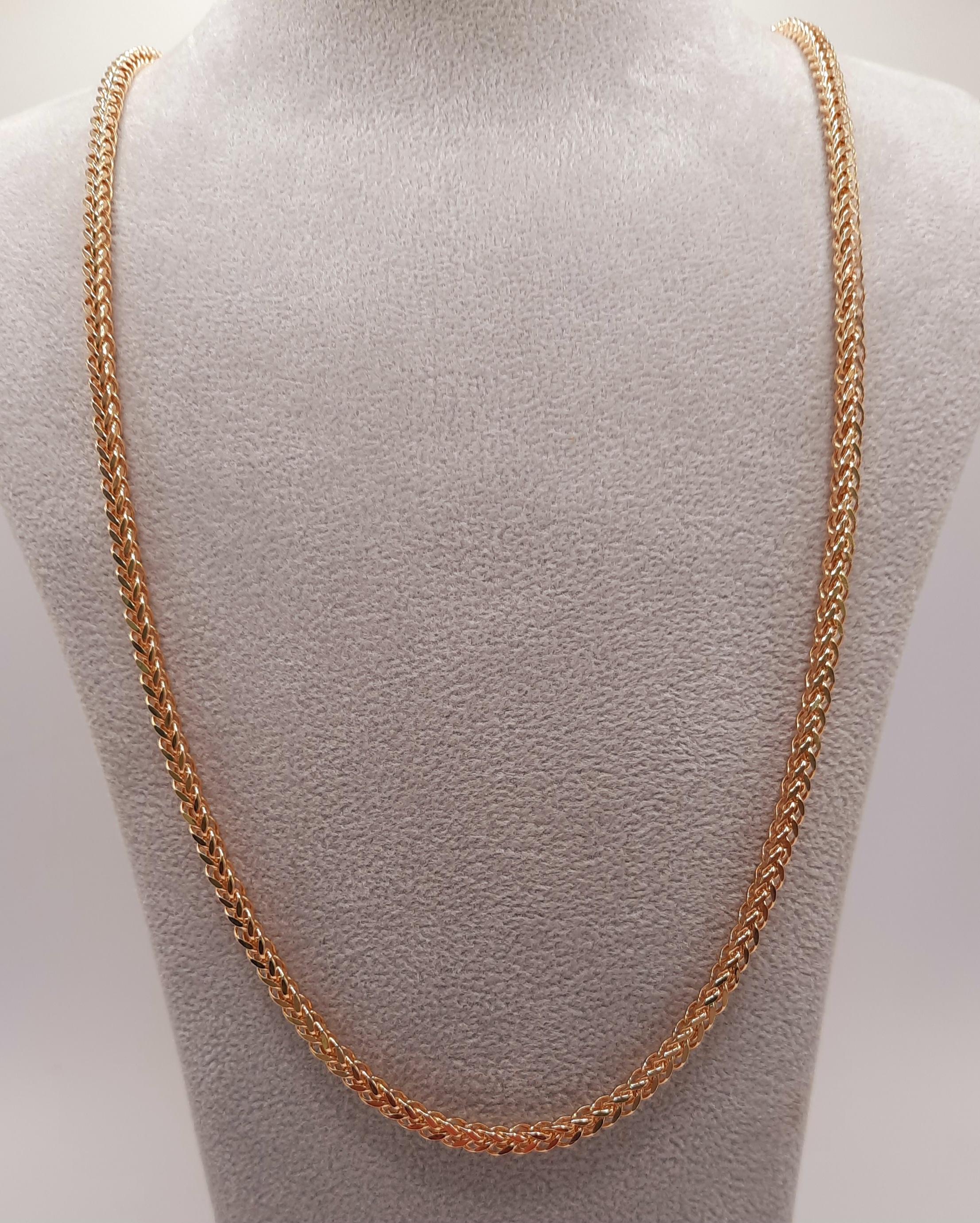 De gouden ketting met modelnummer 000141 is een elegante 14-karaats gouden halsketting, perfect voor een verfijnde look. Het heeft een gewicht van 10 gram en een breedte van 2,9 mm. Ideaal om solo te dragen of met andere sieraden voor een gelaagde stijl. Perfect voor speciale gelegenheden of om je dagelijkse outfit te verfraaien.