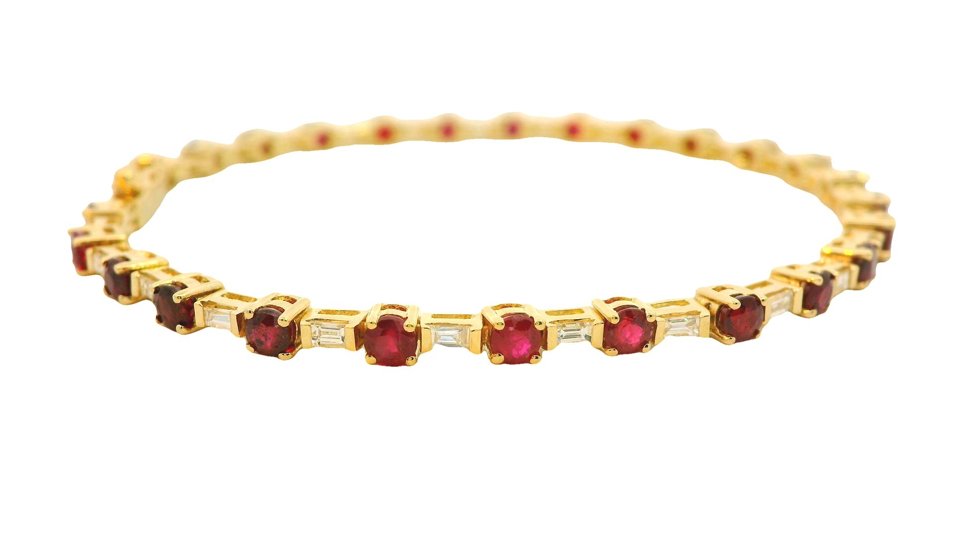 Deze prachtige geelgouden armband van 14 karaat is voorzien van een elegante robijn en sprankelende baguette diamanten. De armband is perfect te dragen bij zowel casual als formele gelegenheden en voegt een vleugje glamour toe aan elke outfit. Draag deze armband alleen voor een subtiele uitstraling of combineer met andere armbanden voor een verfijnde look. Maak je eigen statement met deze tijdloze schoonheid.