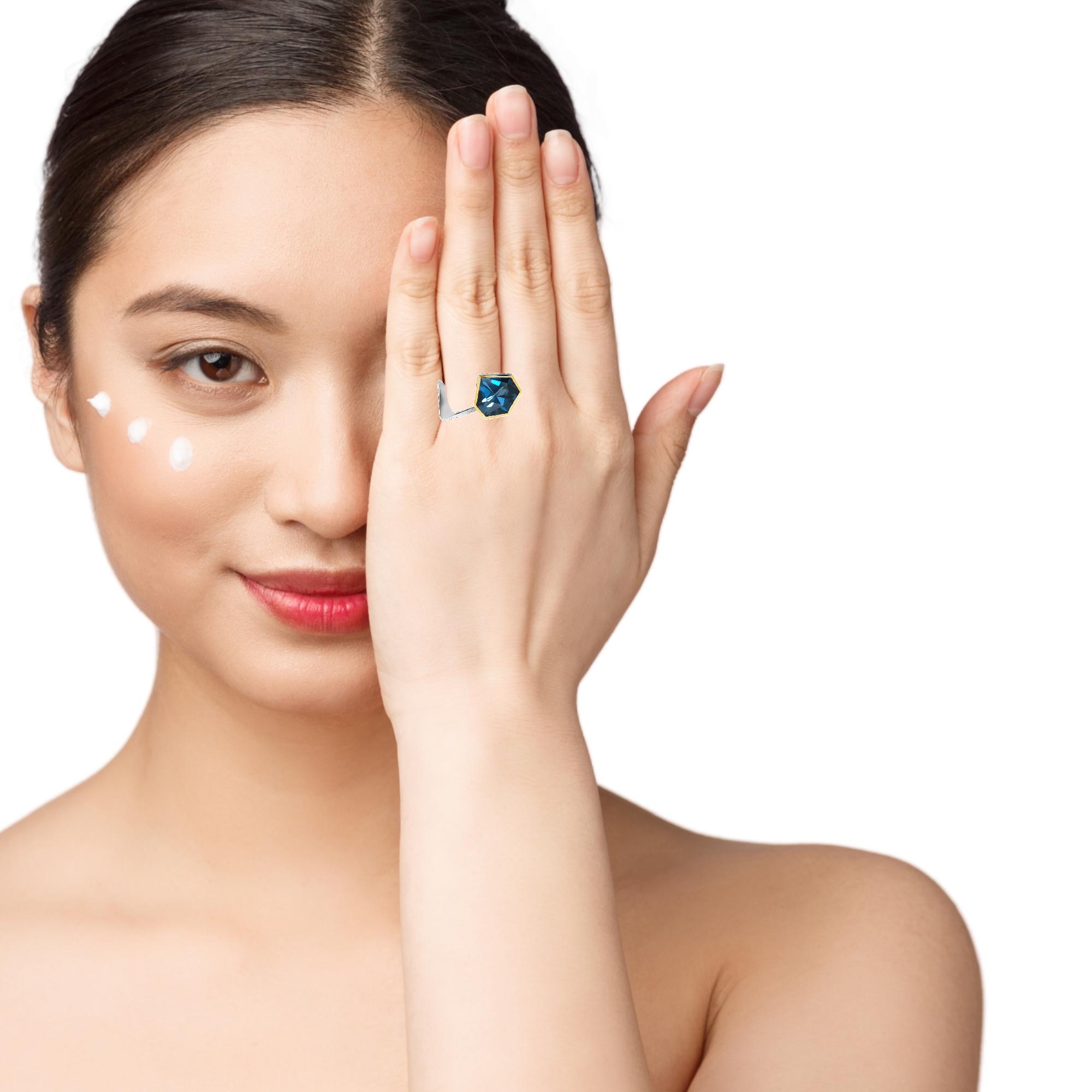 Der Blautopas Ring besticht durch seine extravagante Formensprache, die sich konsequent bis in das Schliffdesign des Blautopas durchzieht. Und der bekannte Spruch Form follows Funktion, bewahrheitet sich bei diesem Ring wie selten: Der sechseckige Edelstein positioniert sich exakt in der Mitte der Hand an einer Stelle, wo sonst selten ein Stein präsentiert werden kann. Tragen Sie diesen wunderschönen Ring am besten als Blickfang an Ihrem Finger und kombinieren Sie ihn mit schlichten Outfits für einen eleganten Look. Ein zeitloses Schmuckstück, das in keiner Schmucksammlung fehlen sollte. Gönnen Sie sich jetzt diesen einzigartigen Ring mit Blautopas in der Farbe London Blue!