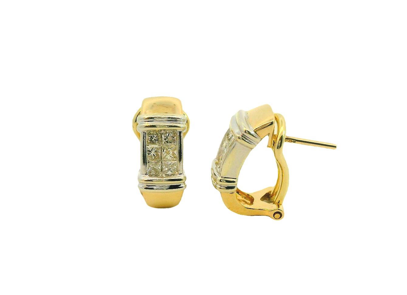 Deze prachtige bicolor gouden oorbellen van 14 karaat zijn voorzien van een princess geslepen diamant. Deze elegante oorbellen zijn perfect voor speciale gelegenheden en voegen een vleugje glamour toe aan elke outfit. Draag ze met een chique jurk voor een feestelijke look of juist met een casual outfit voor een subtiel accent van luxe. Met deze tijdloze oorbellen straal je altijd!