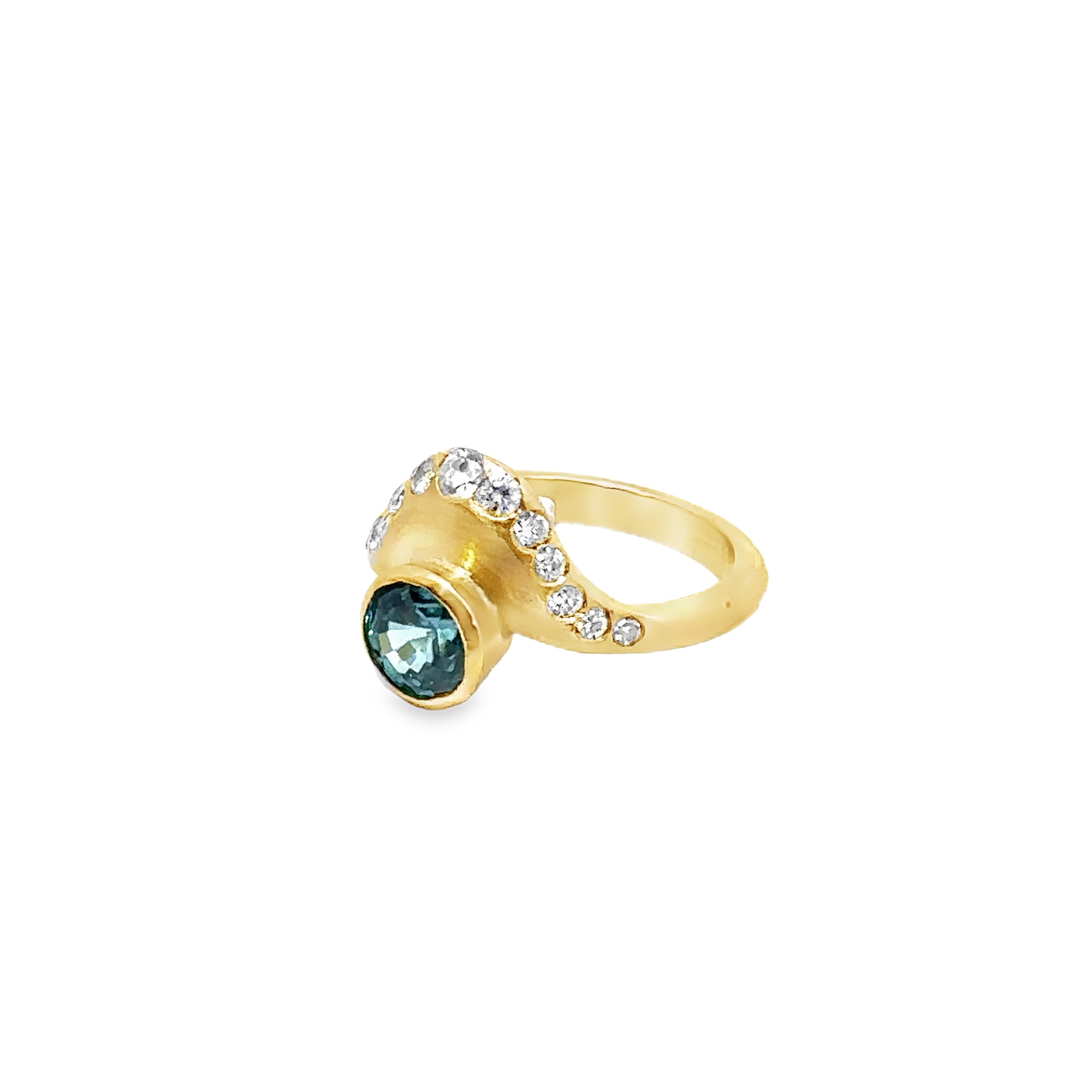Dieser zarte Wellenring mit einer verlaufenden Brillantlinie und einem blauen Starlith Zirkon ist ein Unikat, gefertigt in GG750 im KISSNER Meisteratelier nach dem Design von Carsten Kissner. Die Größe 55 kann problemlos angepasst werden. Tragen Sie den Ring allein für einen dezenten Look oder kombinieren Sie ihn mit anderen Schmuckstücken für einen individuellen Stil.