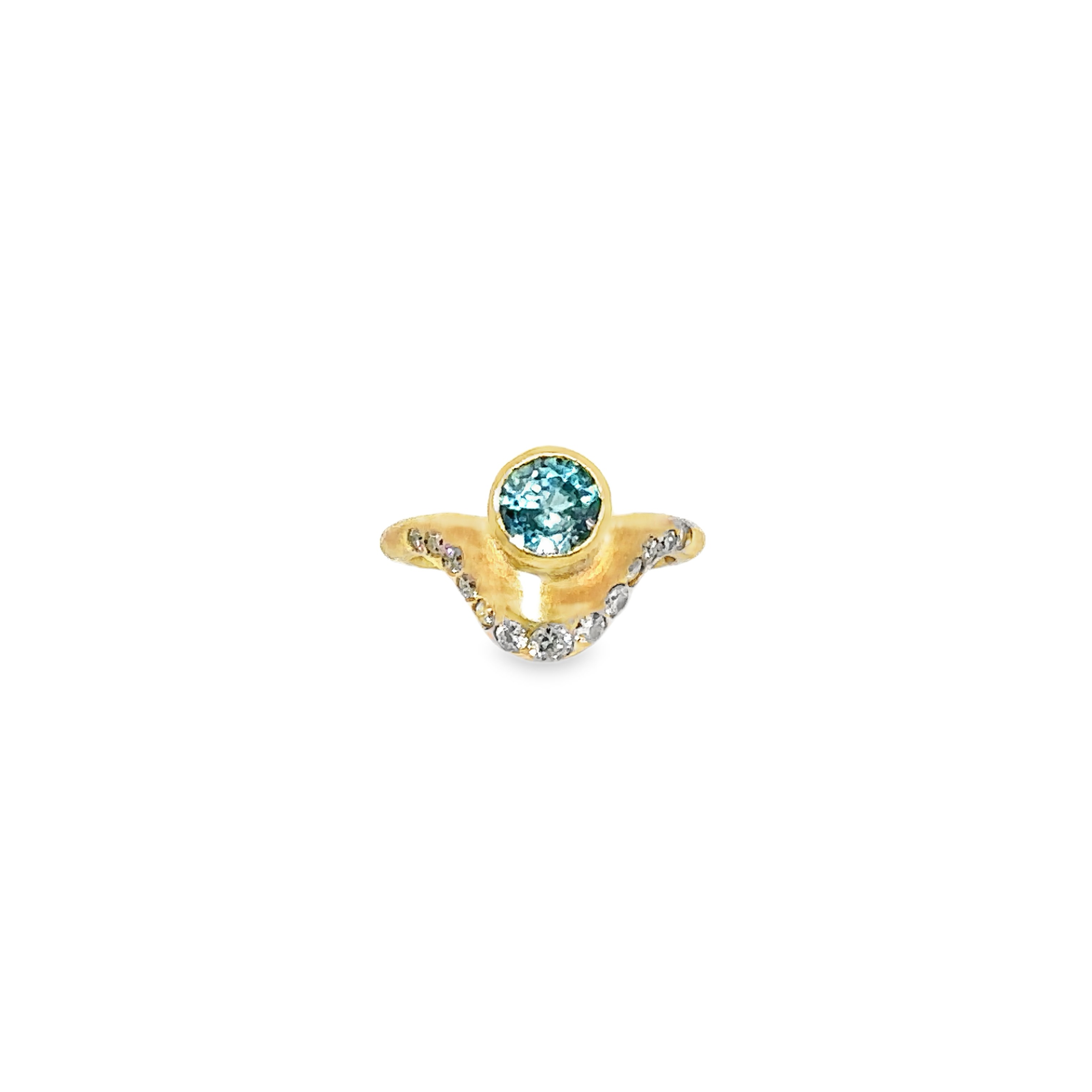 Dieser zarte Wellenring mit einer verlaufenden Brillantlinie und einem blauen Starlith Zirkon ist ein Unikat, gefertigt in GG750 im KISSNER Meisteratelier nach dem Design von Carsten Kissner. Die Größe 55 kann problemlos angepasst werden. Tragen Sie den Ring allein für einen dezenten Look oder kombinieren Sie ihn mit anderen Schmuckstücken für einen individuellen Stil.