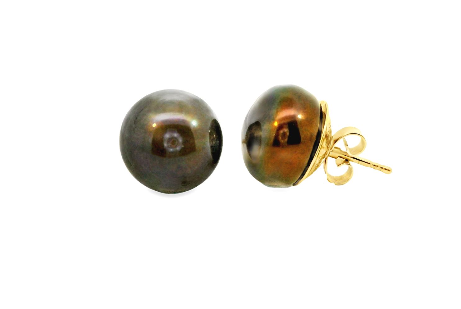 Deze geelgouden oorstekers van 14 karaat zijn voorzien van prachtige bruine zoetwaterparels. De oorstekers stralen elegantie en stijl uit en passen perfect bij elke outfit. Draag ze voor een verfijnde en klassieke uitstraling, of combineer ze met andere gouden sieraden voor een luxueuze look. Deze oorstekers zijn een tijdloze toevoeging aan je sieradencollectie.