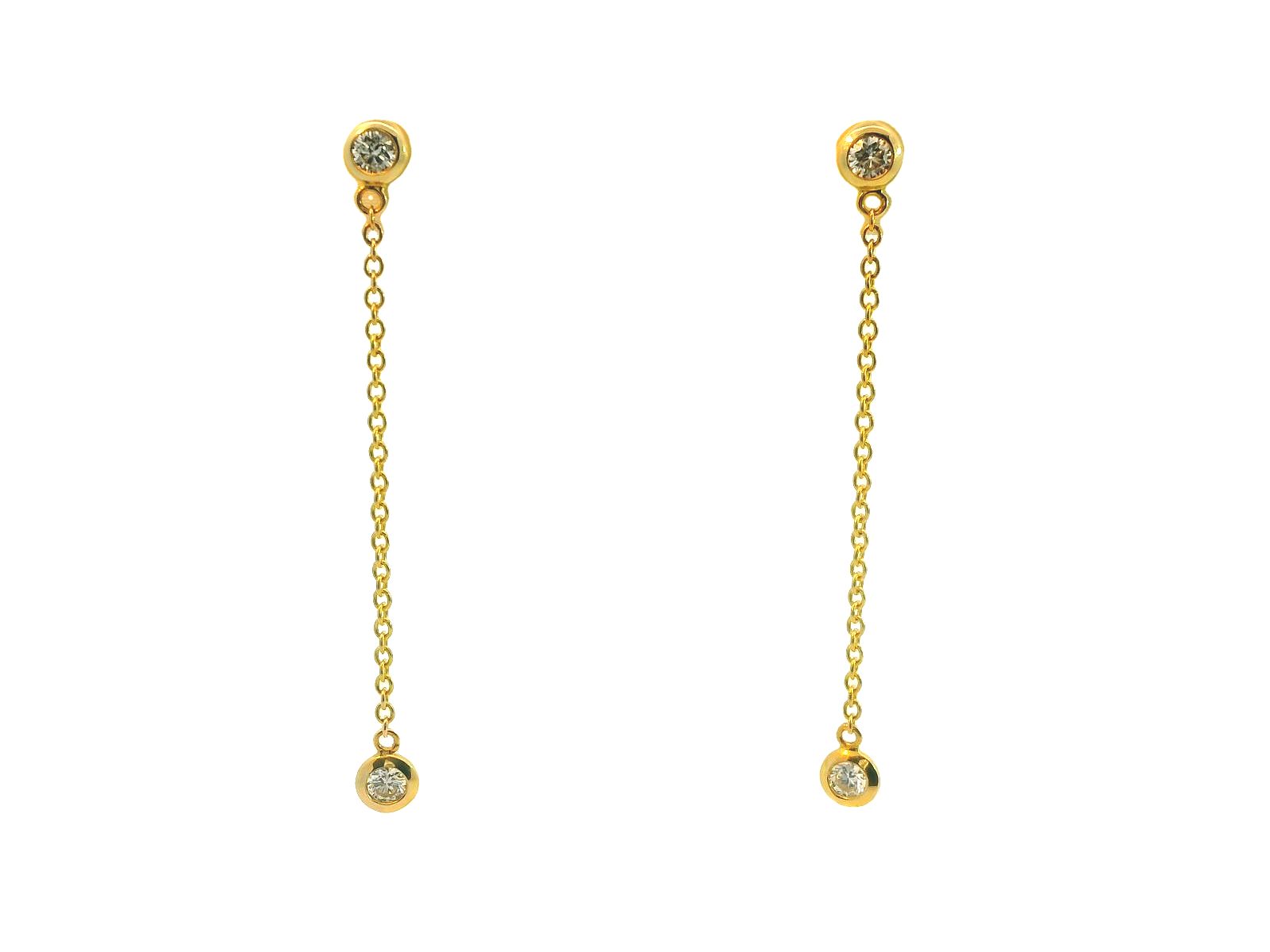 Deze prachtige geelgouden oorhangers zijn gemaakt van 14 karaat goud en zijn bezet met schitterende diamanten. De oorhangers zijn elegant en tijdloos en perfect voor elke gelegenheid. Draag ze met je favoriete outfit voor een extra vleugje glamour of geef ze als een bijzonder cadeau aan een geliefde. De oorhangers zijn gemakkelijk te dragen en zorgen voor een subtiele maar luxe uitstraling.