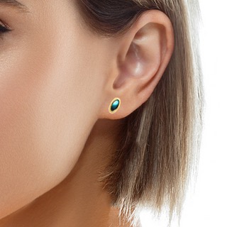 Diese Ohrstecker aus 750er Roségold mit zwei blaugrünen Spektrolithen sind ein echter Blickfang. Die Schmuckstücke verleihen Ihrem Look eine edle und feminine Note. Tragen Sie sie am besten zu einem schlichten Outfit, um sie richtig in Szene zu setzen. Mit ihrem funkelnden Design sind sie das perfekte Accessoire für besondere Anlässe oder den Alltag.