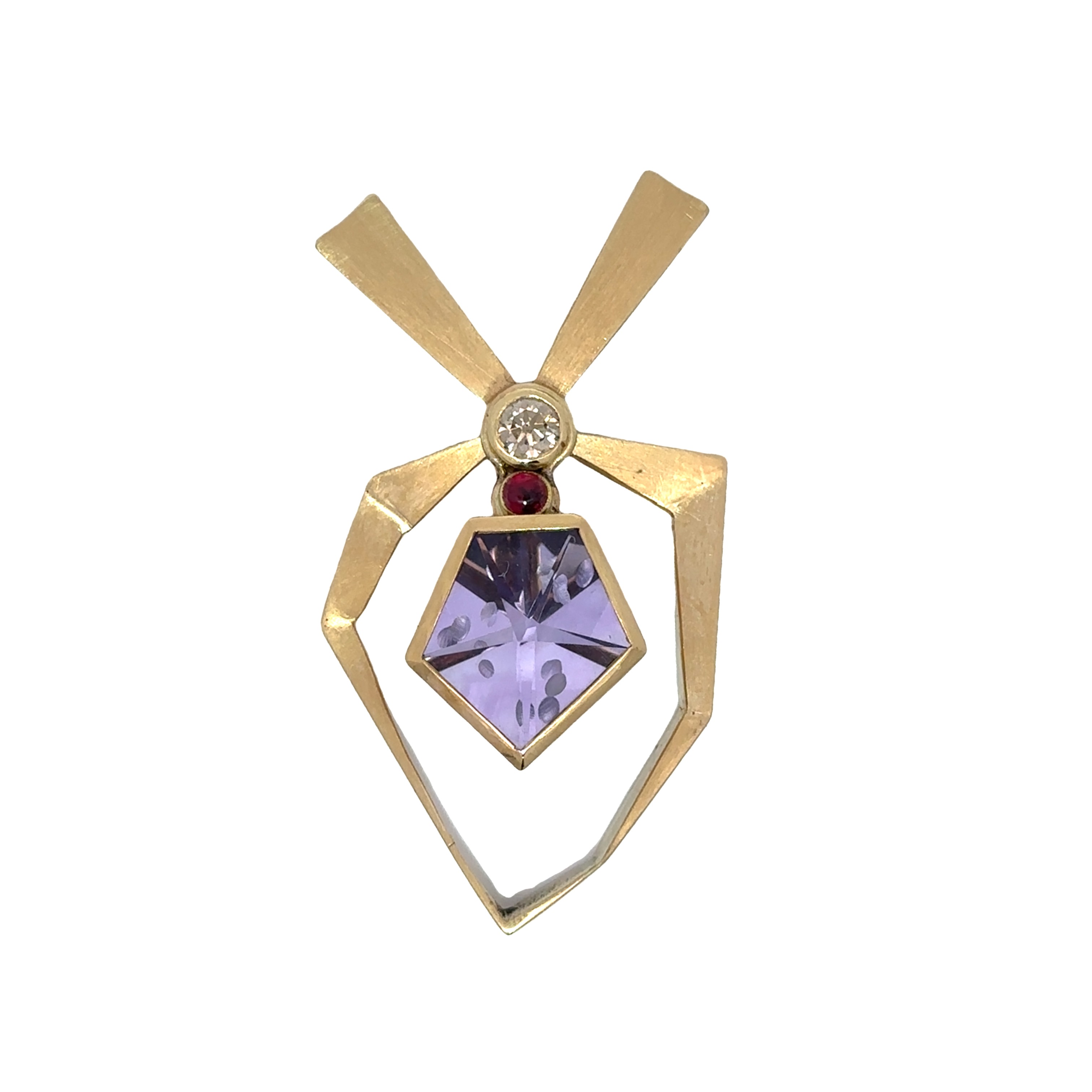 Diese wunderschöne Collierschließe besteht aus Roségold 750 und ist mit einem Amethyst und einem Rubin besetzt. Die Wechselschließe ermöglicht es, sie einfach an verschiedenen Ketten zu tragen. Tragen Sie sie als Blickfang in der Mitte Ihres Dekolletés oder als elegante Verzierung am seitlichen Verschluss Ihrer Kette. Eine elegante und vielseitige Ergänzung zu Ihrem Schmucksortiment.