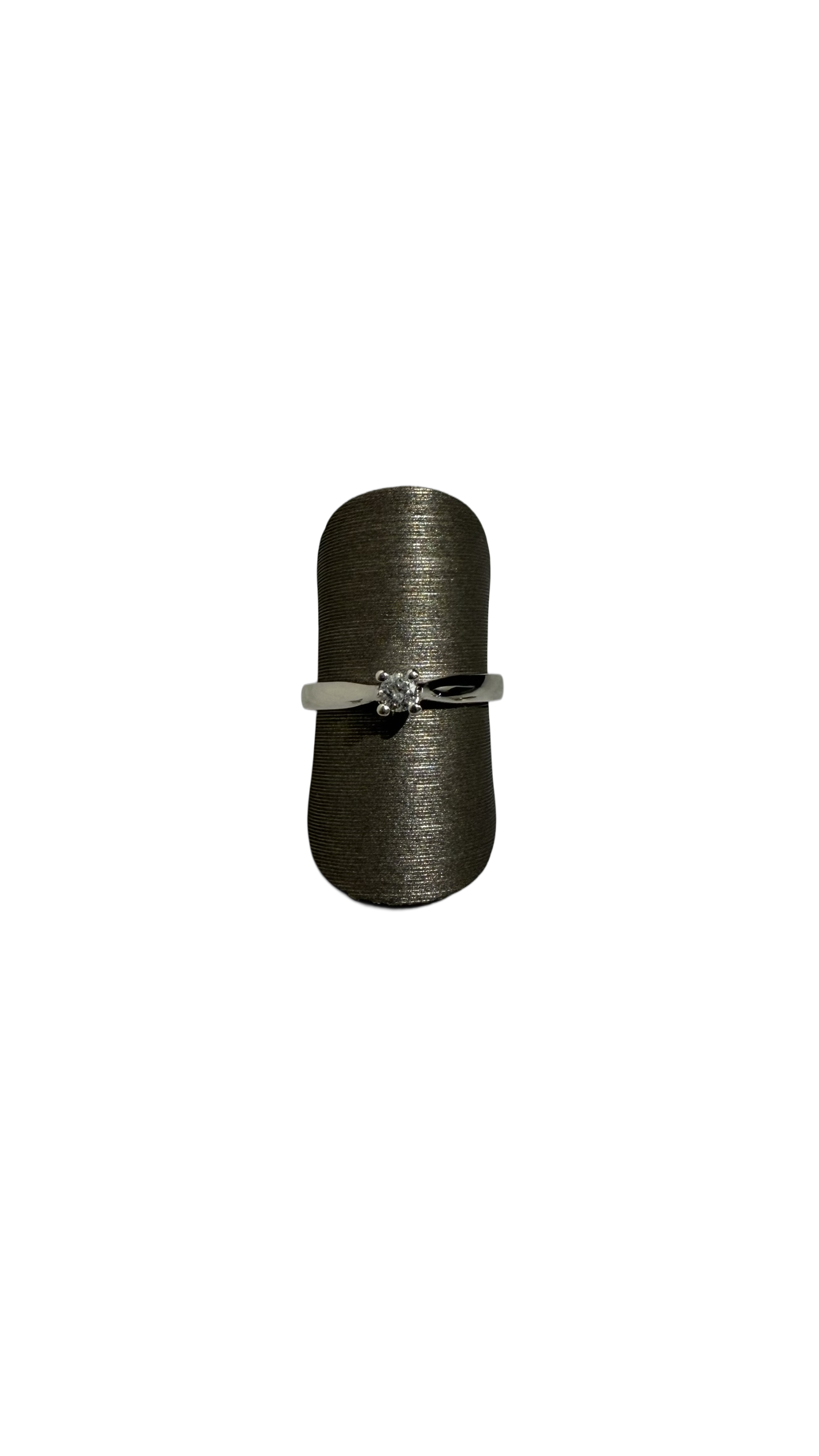 Deze prachtige ring van 14 karaats witgoud heeft een elegante uitstraling met een klassiek ontwerp. De ring is bezet met een schitterende diamant waardoor hij een luxueuze look heeft. Draag deze ring als eyecatcher bij een chique gelegenheid of combineer hem met andere sieraden voor een subtiele touch. De beste manier om deze ring te dragen is om hem te combineren met bijpassende witgouden sieraden voor een gecoördineerde look. Met deze ring om je vinger zul je zeker stralen!
