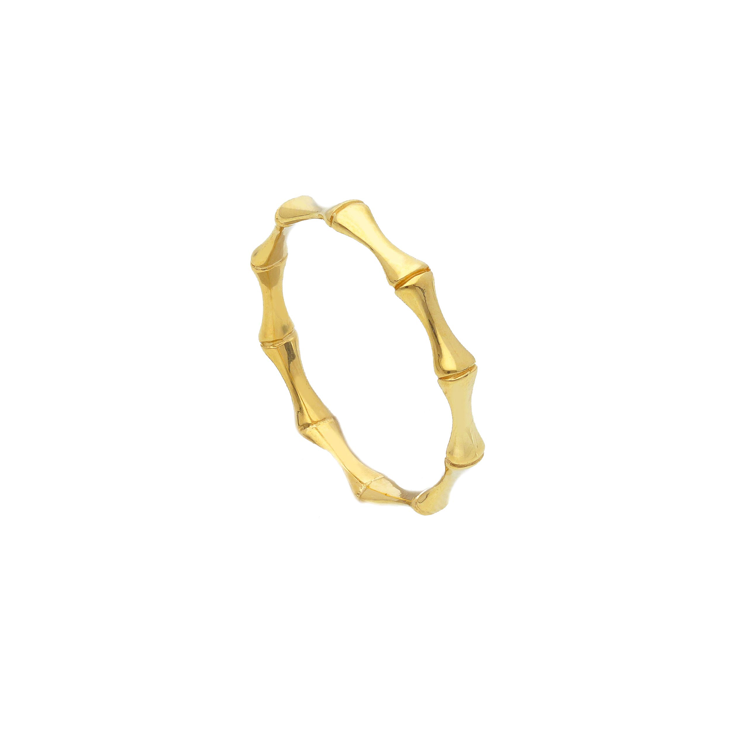 Deze ring is vervaardigd uit 18kt geel goud en heeft een uniek ontwerp. De ring is perfect voor dagelijks gebruik of speciale gelegenheden en kan gemakkelijk worden gecombineerd met andere sieraden. Draag hem om je ringvinger voor een stijlvolle en elegante uitstraling. Een tijdloos stuk dat een prachtige toevoeging is aan je sieradencollectie.