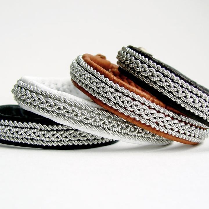 Julevu saami armband met zilver/tindraad, rendierenleer en gewei; kleur donkergrijs