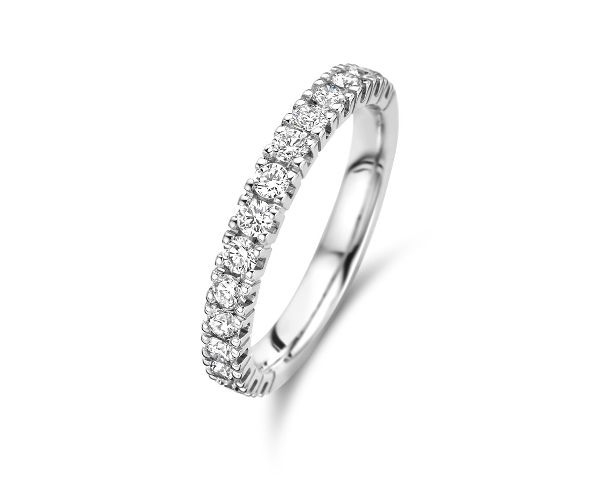 Deze prachtige halve Alliance ring is gemaakt van 18 kt witgoud en bevat 0,58ct briljante diamanten. De ring straalt elegantie en luxe uit en is perfect voor speciale gelegenheden. Draag hem alleen of combineer hem met andere ringen voor een trendy look. Deze ring voegt zeker een vleugje glamour toe aan elke outfit!