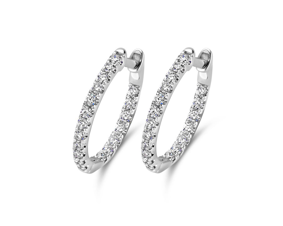 Deze prachtige Creolen zijn gemaakt van 18kt witgoud en zijn bezet met schitterende briljanten van in totaal 0.32ct. De oorbellen stralen luxe en elegantie uit en zijn perfect voor elke gelegenheid. Draag ze met je favoriete avondjurk voor een glamoureuze look of draag ze overdag voor een vleugje luxe. Deze Creolen zijn een tijdloze toevoeging aan je sieradencollectie.