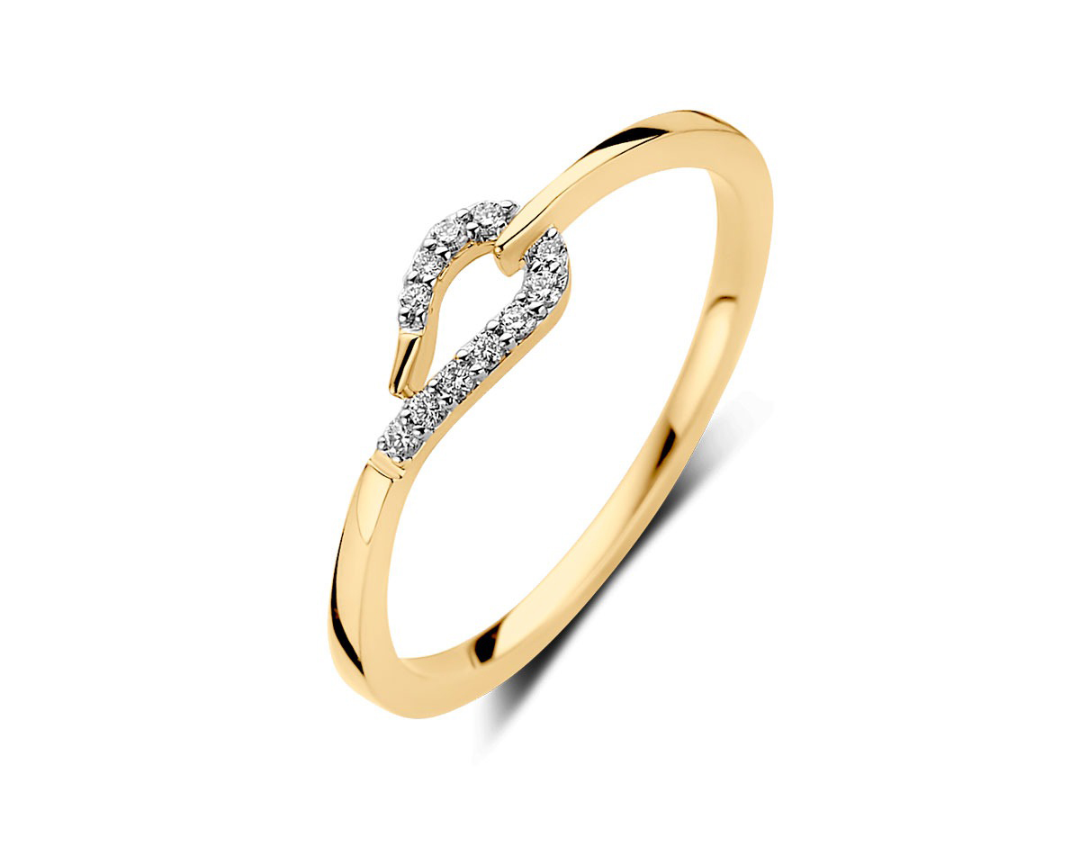 Deze prachtige geelgouden ring van 18 karaat is voorzien van een schitterende reeks briljantjes voor 0.06ct. De ring heeft een elegante uitstraling die perfect is voor dagelijks gebruik of voor speciale gelegenheden. Draag deze ring alleen voor een subtiele touch of combineer hem met andere geelgouden sieraden voor een complete look. Een tijdloos en chique accessoire voor elke vrouw.