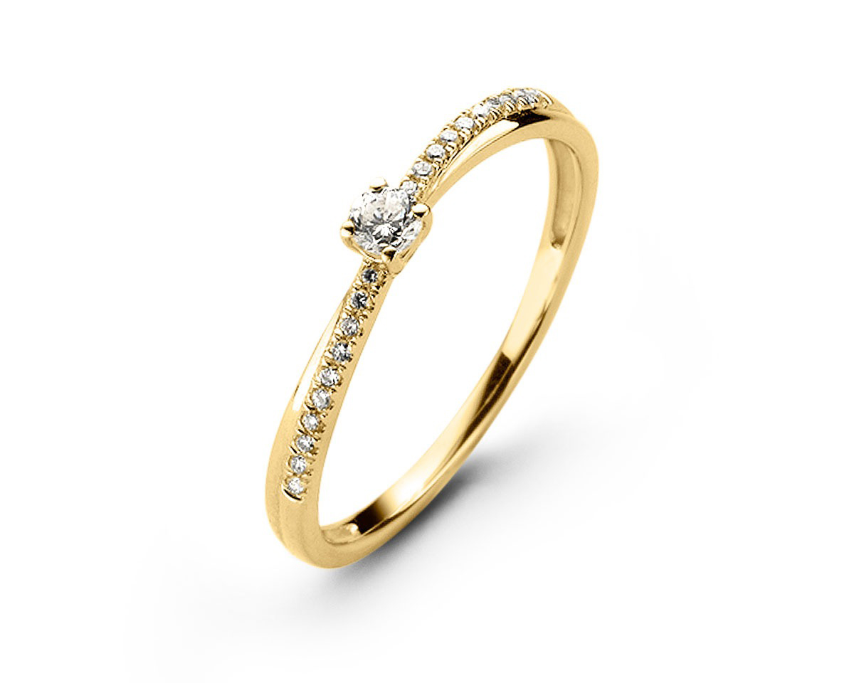 Deze prachtige solitaire ring is gemaakt van 18kt geelgoud en heeft een schitterende briljant geslepen diamant van 0.14ct. De ring is tijdloos en elegant, perfect voor elke gelegenheid. Draag hem als een verlovingsring of als een chique accessoire bij je dagelijkse outfit. Maak een statement en laat deze schitterende ring stralen aan je vinger.