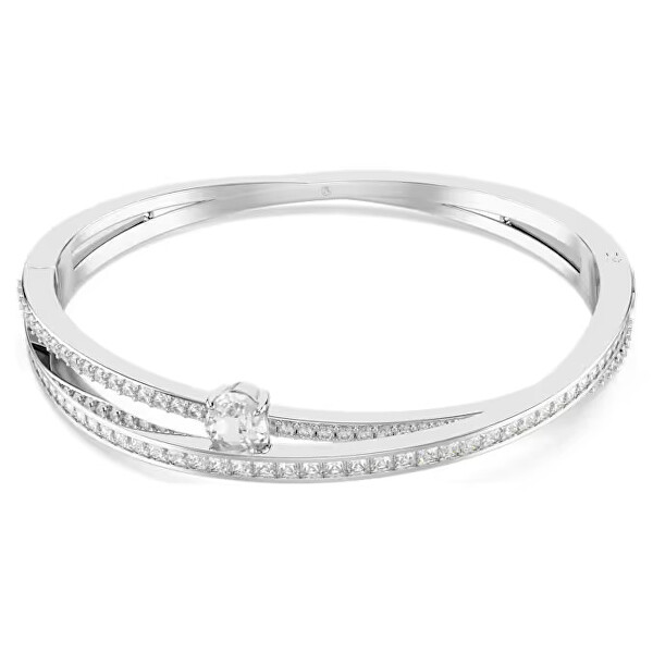 Deze gedraaide Hyperbola-armband is een ontwerpwonder. De twee overlappende banden met rhodium toplaag zijn bezet met heldere Swarovski Zirkonia in sponning- en klauwzetting. Hiertussen is een extra kristal in Oval-slijpvorm geplaatst voor extra impact. Stijl dit complexe sieraad met een minimalistische outfit om de schoonheid van contrast te benadrukken.