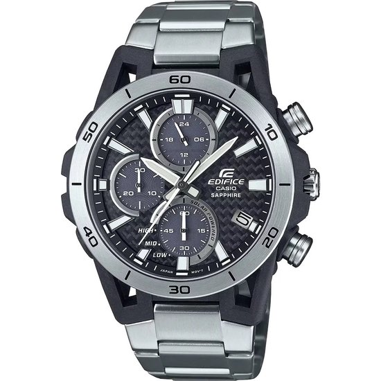 Verfijn je persoonlijke stijl en chique look met een chronograaf op zonne-energie in een met koolstofvezel versterkte kast met een draagarmontwerp, die verder nog voorzien is van een koolstofvezel wijzerplaat en saffierglas.

In de motorsport draait alles om prestaties en ook hier zijn de zonnepanelen met veel gevoel voor detail ontworpen om zo veel mogelijk licht op te vangen door de kleine openingen in de inzetwijzerplaten. Er wordt voldoende energie opgewerkt om dit horloge bij normaal gebruik ongeveer vijf maanden lang te laten functioneren wanneer het volledig is opgeladen.

De kast van met koolstofvezel versterkte hars is licht, maar sterk, en het ontwerp van de aansluitingen is geïnspireerd op de vierarmige dubbele gevorkte ophanging van formulewagens. Door de kleinere diameter van de kast zit het gemakkelijk en comfortabel om de pols.

Dit horloge belichaamt de snelheid en intelligentie van de EDIFICE-serie, wat terugkomt in de geraffineerde combinatie van materialen, ontwerp en functionaliteit.