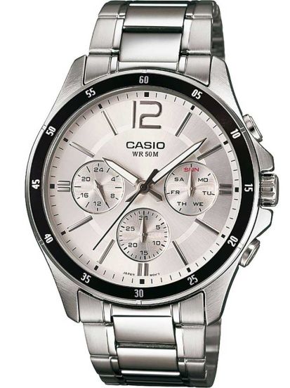 Casio horloge, uit de timeless collectie, met een stalen band en kast. Het horloge is voorzien van een dag, datum en 24-uurs aanduiding


