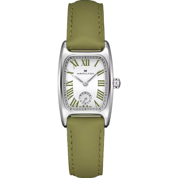 De Hamilton Classic Boulton Small H13321813 is een elegante rechthoekige polshorloge met Zwitserse quartzbeweging. Hij heeft een witte wijzerplaat met Romeinse cijfers, een groene leren band en een zilverkleurige roestvrijstalen kast. Het horloge is nikkelvrij, anti-allergisch, waterbestendig tot 5 ATM, en heeft saffierglas. Perfect voor een stijlvolle, formele look.