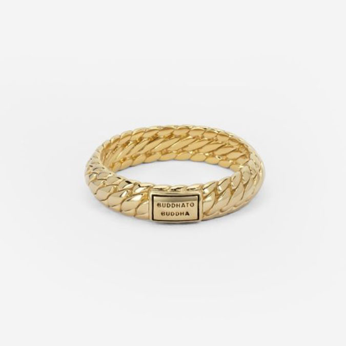 Maak kennis met de iconische Ben XS ring, een symbool van tijdloos design en echt vakmanschap. Gemaakt met precisie en aandacht voor detail, heeft deze ring een strak maar gedurfd uniek ontwerp dat verfijning uitstraalt. Door de effen binnenkant heb je de mogelijkheid om het te personaliseren door middel van een gravure, waardoor het een ideale keuze is als trouwring of natuurlijk voor jezelf. Markeer je speciale momenten met de Ben XS Ring, een gekoesterd accessoire dat verfijnd vakmanschap combineert met sentimentele waarde. Ontworpen in Amsterdam en handgemaakt in Zuid-Oost Azië van gerecycled zilver met een premium gold plating (3.0 micron dik). De plating is gemiddeld 5 maal dikker dan reguliere gold plated items. Ga jij het leven vieren door jezelf of iemand anders te trakteren op dit krachtige sieraad?