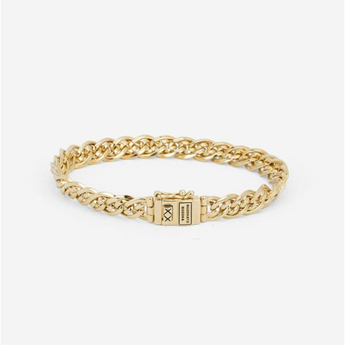 Buddha to Buddha staat voor unieke, handgemaakte sieraden met een tijdloze, robuuste uitstraling. De sieraden, zoals ringen, armbanden en kettingen, zijn herkenbaar aan hun gevlochten en karakteristieke designs.