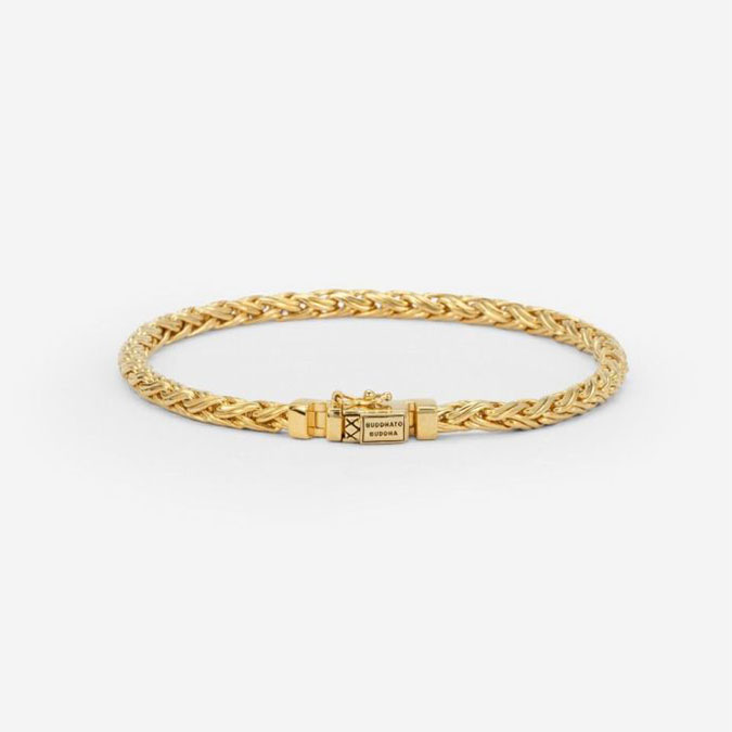 Buddha to Buddha staat voor unieke, handgemaakte sieraden met een tijdloze, robuuste uitstraling. De sieraden, zoals ringen, armbanden en kettingen, zijn herkenbaar aan hun gevlochten en karakteristieke designs.