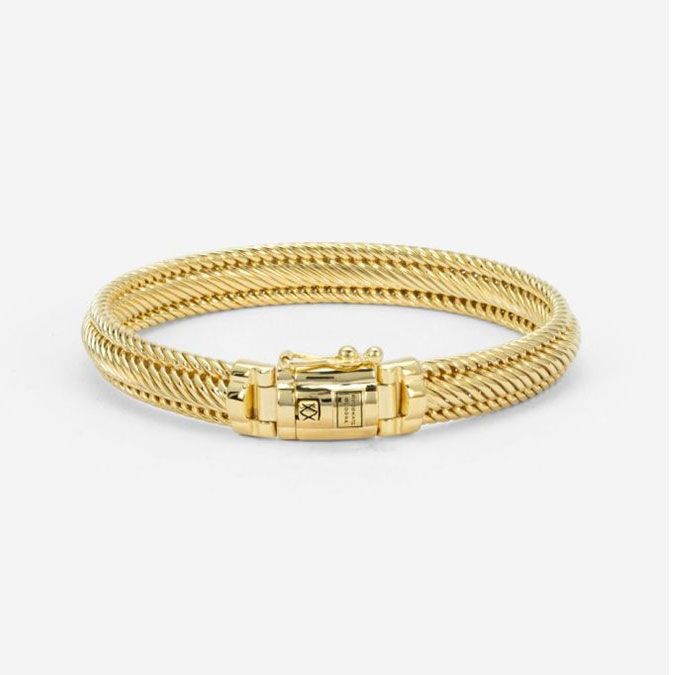 Buddha to Buddha staat voor unieke, handgemaakte sieraden met een tijdloze, robuuste uitstraling. De sieraden, zoals ringen, armbanden en kettingen, zijn herkenbaar aan hun gevlochten en karakteristieke designs.