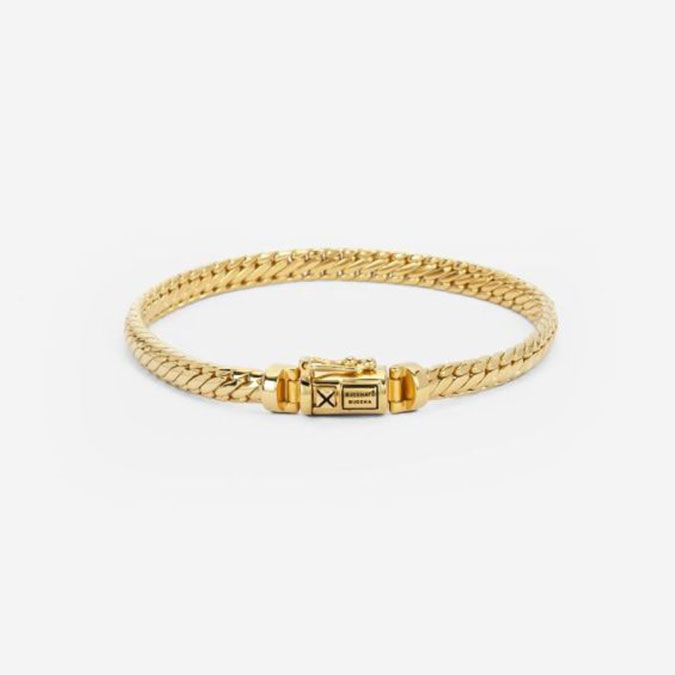 Buddha to Buddha staat voor unieke, handgemaakte sieraden met een tijdloze, robuuste uitstraling. De sieraden, zoals ringen, armbanden en kettingen, zijn herkenbaar aan hun gevlochten en karakteristieke designs.