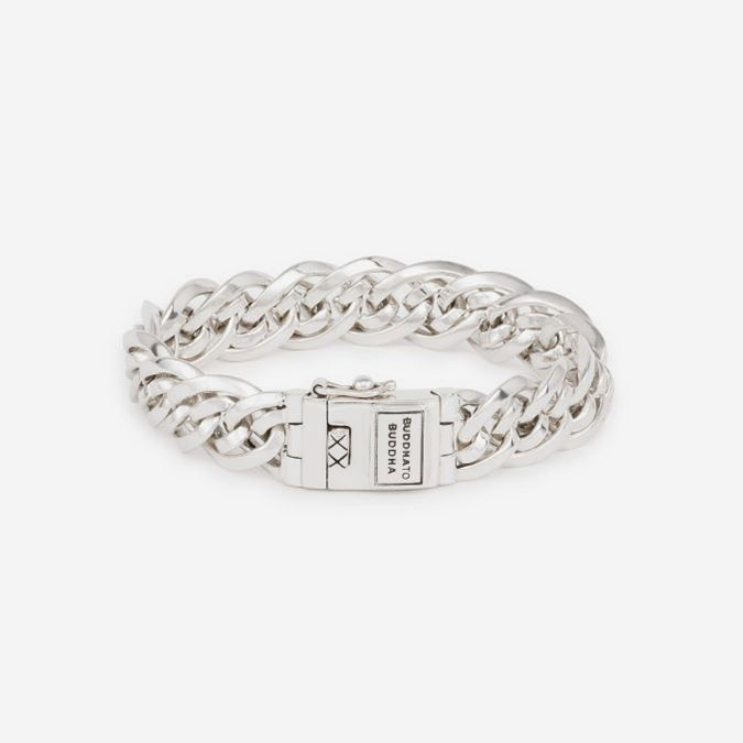 Buddha to Buddha staat voor unieke, handgemaakte sieraden met een tijdloze, robuuste uitstraling. De sieraden, zoals ringen, armbanden en kettingen, zijn herkenbaar aan hun gevlochten en karakteristieke designs.