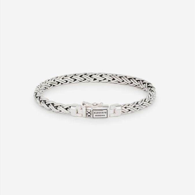 Buddha to Buddha staat voor unieke, handgemaakte sieraden met een tijdloze, robuuste uitstraling. De sieraden, zoals ringen, armbanden en kettingen, zijn herkenbaar aan hun gevlochten en karakteristieke designs.