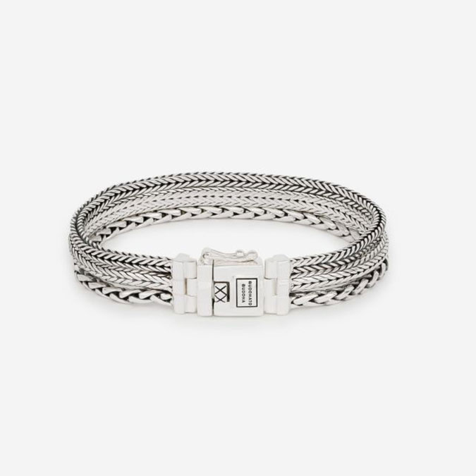 Buddha to Buddha staat voor unieke, handgemaakte sieraden met een tijdloze, robuuste uitstraling. De sieraden, zoals ringen, armbanden en kettingen, zijn herkenbaar aan hun gevlochten en karakteristieke designs.