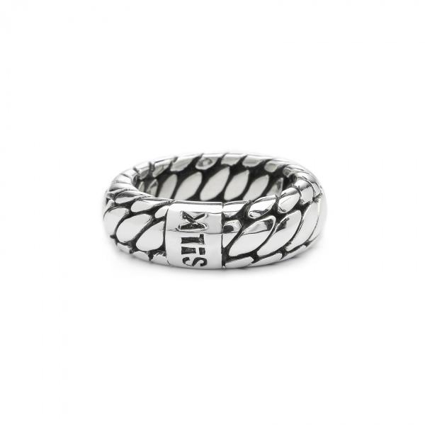 Deze zilveren 353 ring uit de Bold collection serie, is een smalle fijn gevlochten ring. De SILK ring is met de handgemaakt van 925 sterling zilver. SILK steunt met haar eerlijke productie de community trade in Azië. 