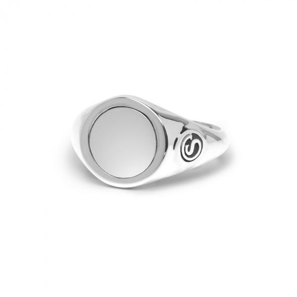 Product detailsBen jij op zoek naar een zilveren zegelring welke je ook kunt personaliseren? Dan is deze zilveren ring écht iets voor jou. Deze eyecatcher kun je personaliseren met een gravure. Laat bijvoorbeeld je initialen of een sterrenbeeld of een favoriet symbool graveren. De foto met het gravure voorbeeld laat je een initialen gravure zien, maar je zou ook kunnen kiezen voor een hoogwaardige vingerafdruk gravure; draag een dierbare altijd dichtbij of geef een persoonlijk cadeau met een blijvende herinnering!