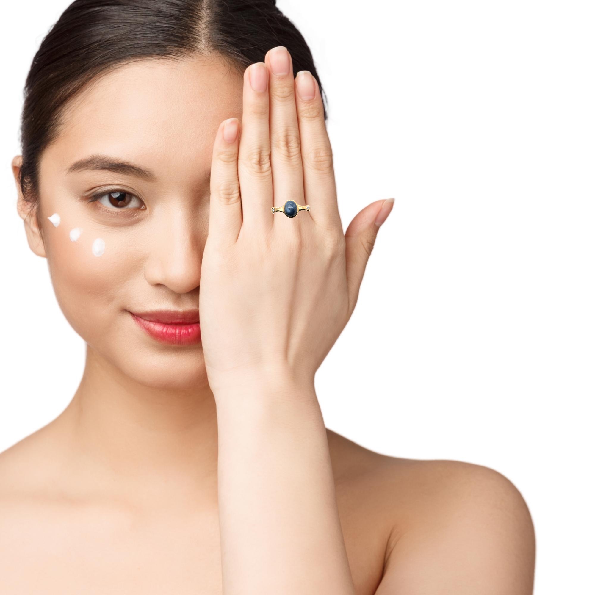 Dieser Ring in Roségold 750 mit blauem Safir Cabochon und zwei Brillanten ist ein elegantes Schmuckstück, das sich perfekt für besondere Anlässe eignet. Tragen Sie ihn allein an Ihrem Ringfinger für einen glamourösen Look oder kombinieren Sie ihn mit anderen Schmuckstücken für ein stilvolles Ensemble. Dank der Möglichkeit einer kostenlosen Größenanpassung können Sie diesen Ring ganz nach Ihrem Geschmack tragen.

UNIKAT

Design: Carsten Kissner
gefertigt im KISSNER Meisteratelier