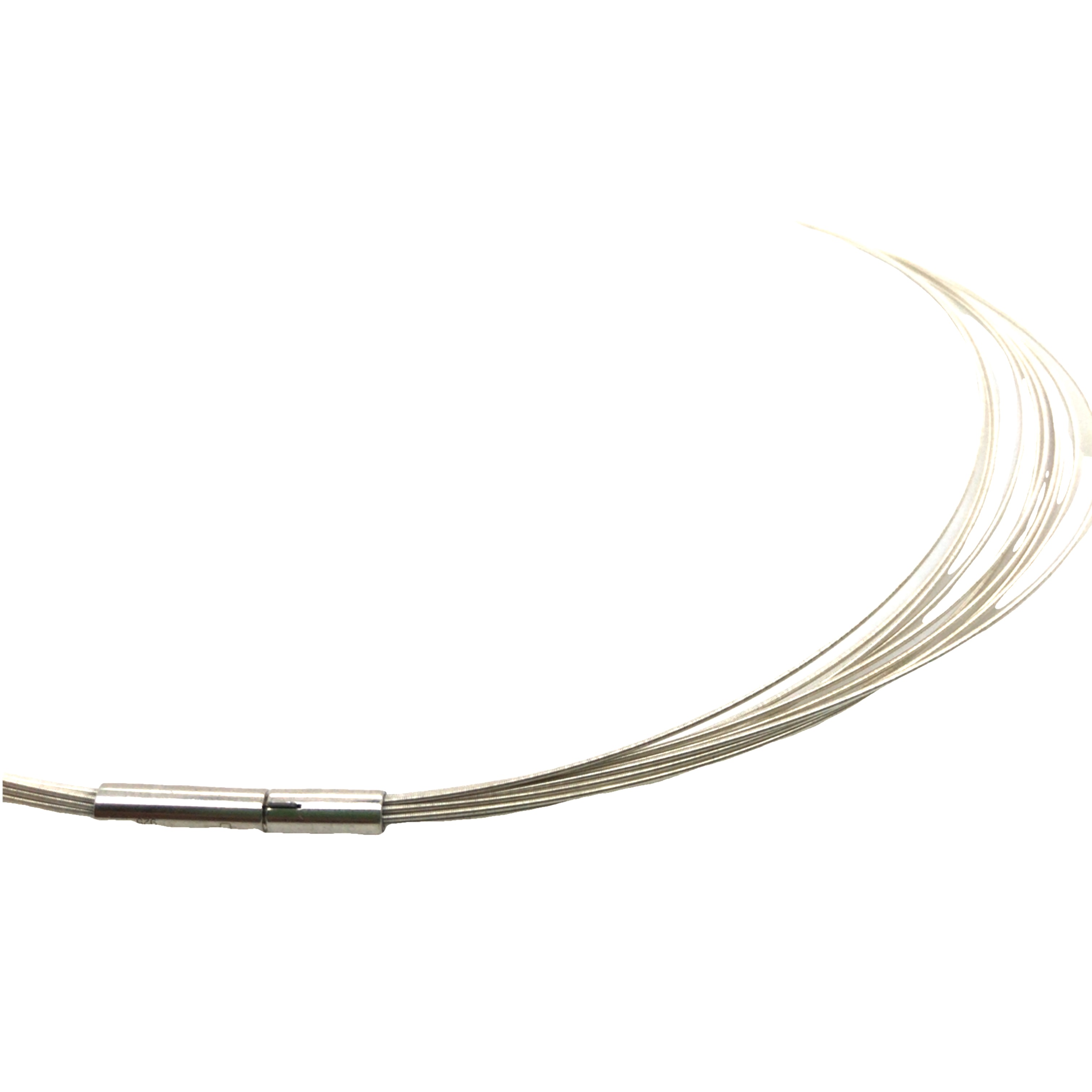 Das Spiralcollier besteht aus 10 Reihen mit einzelnen 0,63mm Spiralen und einer patentierten Doppelclipschließe. Es ist 42cm lang und ein elegantes Schmuckstück für jeden Anlass. Tragen Sie es am besten einzeln als Statement-Stück oder kombinieren Sie es mit anderen Ketten für einen trendigen Layering-Look. Ein vielseitiges Accessoire für jede Fashionista!
