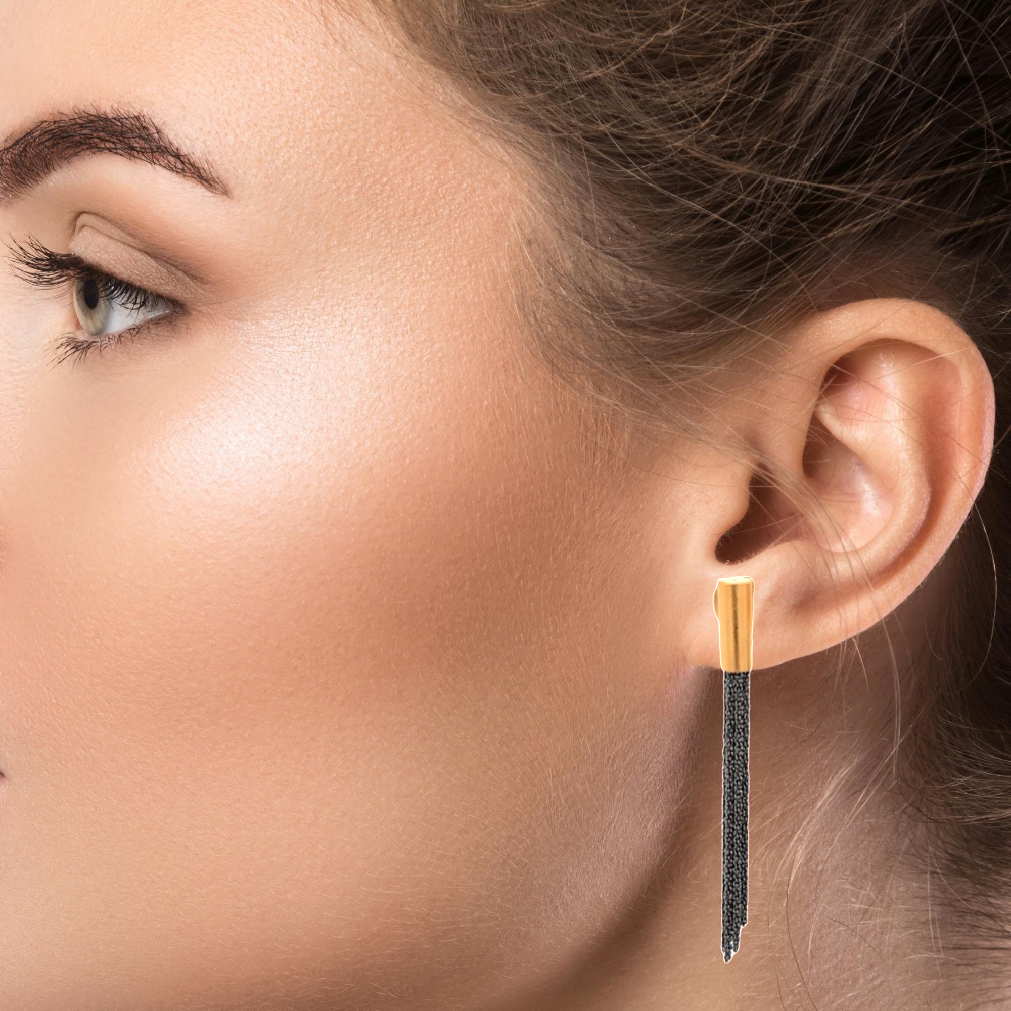 Der Ohrschmuck besteht aus Ohrhängern mit einer rhodinierten und vergoldeten Silberbasis in Schwarz. Die Hänger sind elegant und auffällig zugleich. Sie passen perfekt zu schicken Outfits und verleihen jedem Look eine stilvolle Note. Trage sie alleine oder kombiniere sie mit anderen Schmuckstücken für einen individuellen Look. Ein Must-Have für jede Fashionista!