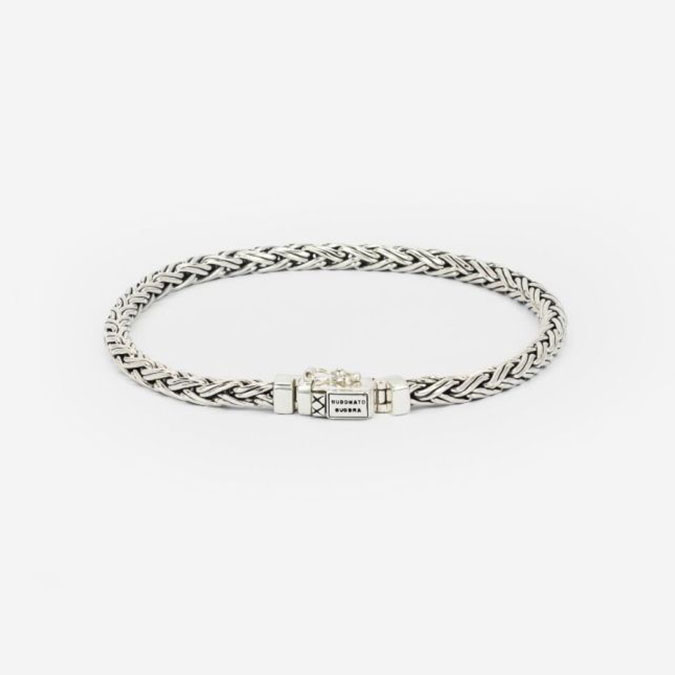 Buddha to Buddha staat voor unieke, handgemaakte sieraden met een tijdloze, robuuste uitstraling. De sieraden, zoals ringen, armbanden en kettingen, zijn herkenbaar aan hun gevlochten en karakteristieke designs.