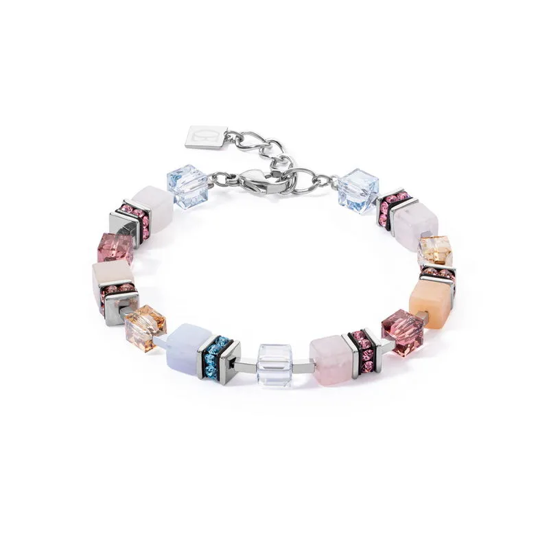 De kleurrijke sieraden collectie van Coeur de Lion wordt handgemaakt in Duitsland. Op een sterke basis van staaldraad worden elementen van verschillende materialen zoals staal, swarovski kristallen, edelstenen en zoetwaterparels geregen. De bekende Geo-Cube collectie is inmiddels in vele kleurcombinaties uitgevoerd. Bij iedere outfit past een eyecatcher van Coer de Lion!