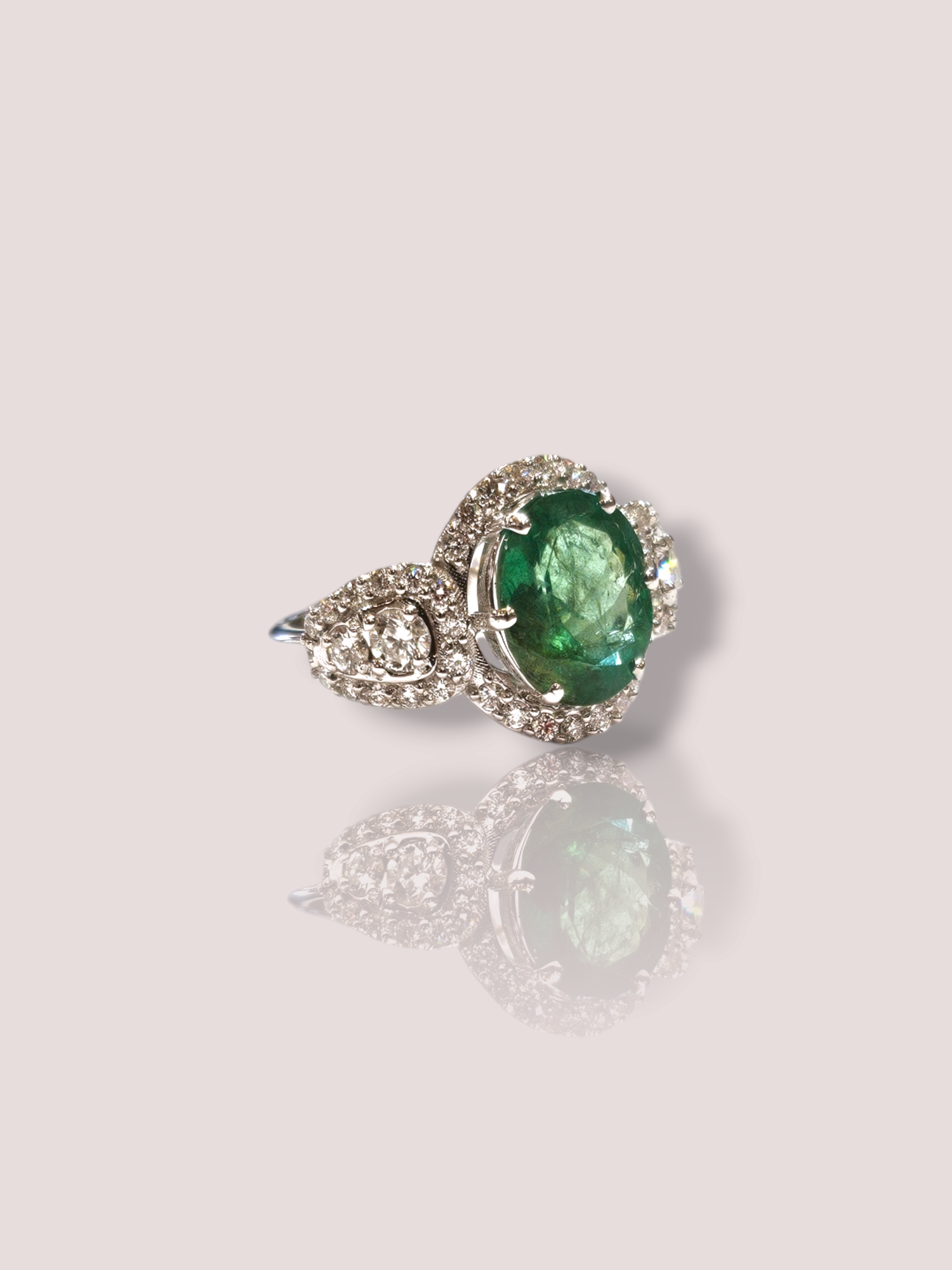 Deze prachtige vintage ring is gemaakt van 18k wit goud en is versierd met een prachtige smaragd en verschillende schitterende diamanten van tezamen 1,00ct. De ring straalt elegantie en luxe uit en is perfect voor speciale gelegenheden. Draag deze ring om je outfit compleet te maken en een vleugje glamour toe te voegen. Een tijdloze en stijlvolle toevoeging aan je sieradencollectie. De smaragd is 11 bij 9 mm, de diamanten rondom zijn 0,015ct, met twee grotere diamanten aan weerszijden van 0,34ct.

De ring kan desgewenst op maat vermaakt worden.
