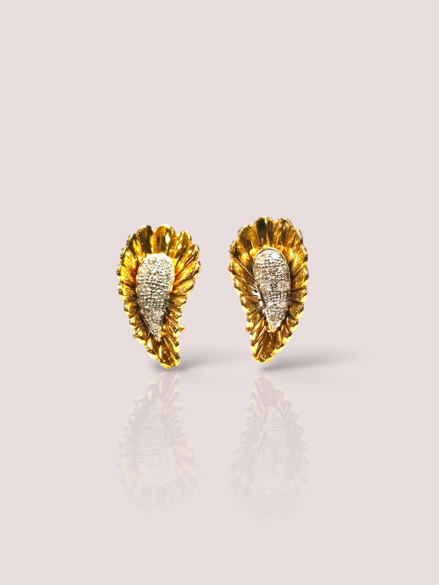 Deze vintage 14k geel gouden oorbellen zijn voorzien van prachtige diamanten en stralen luxe uit. De oorbellen zijn perfect voor een chique gelegenheid of een avondje uit. Draag ze met een elegant jurkje voor een glamoureuze look. De subtiele maar opvallende uitstraling van de oorbellen zal zeker complimenten oogsten. Voeg dit tijdloze stuk toe aan je sieradencollectie voor een vleugje glamour.

De oorbellen zijn 2,5 cm hoog en 1,2 cm breed en hebben elk 10 briljant geslepen diamanten.