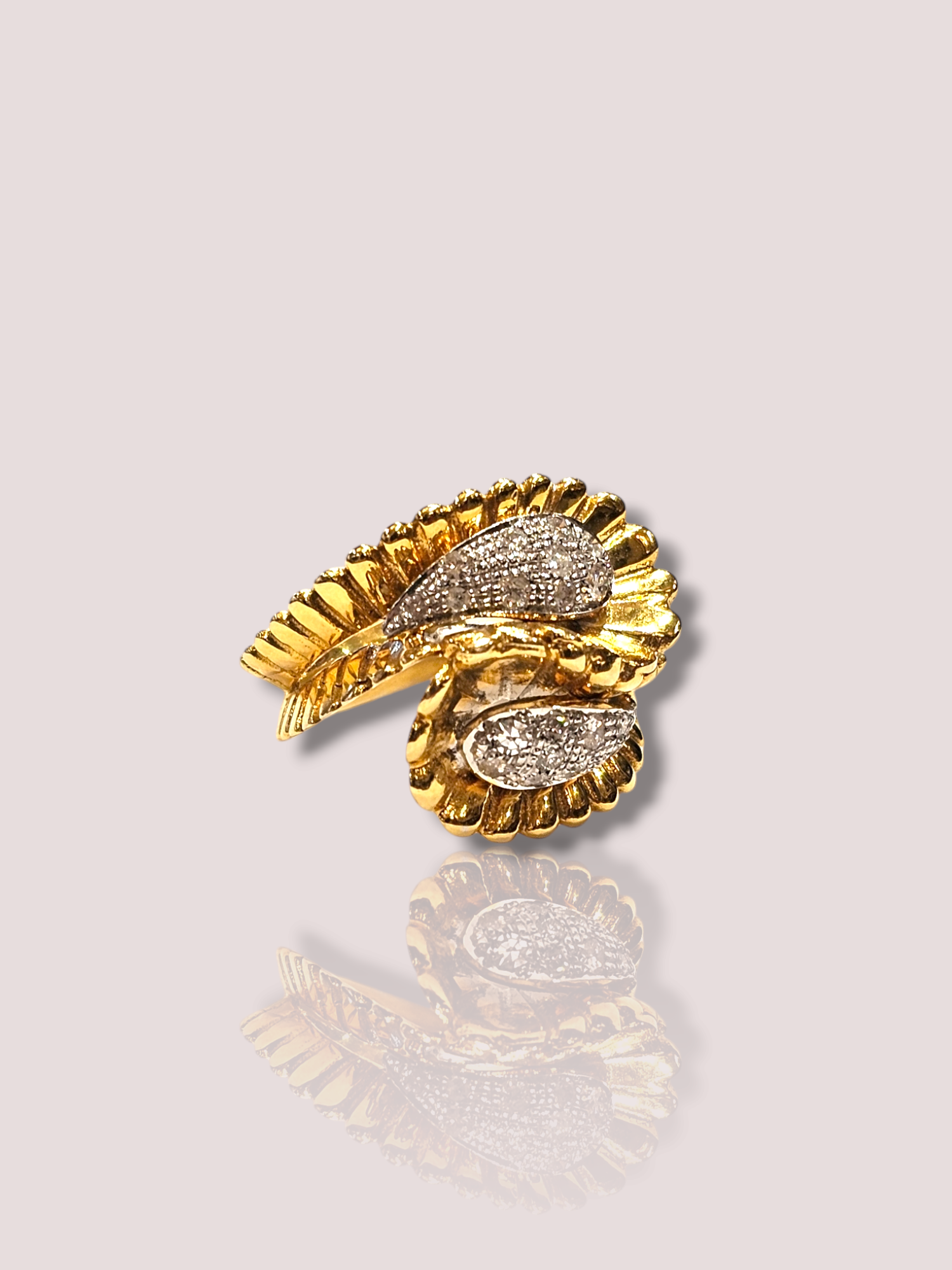 Deze vintage 14k geel gouden fantasie ring is versierd met een sprankelende diamant. De unieke ontwerp van de ring maakt het een perfect accessoire voor elke gelegenheid. Draag deze elegante ring solo voor een subtiele look of combineer het met andere gouden sieraden voor een meer opvallende uitstraling. Een tijdloos stuk dat zeker de aandacht zal trekken.