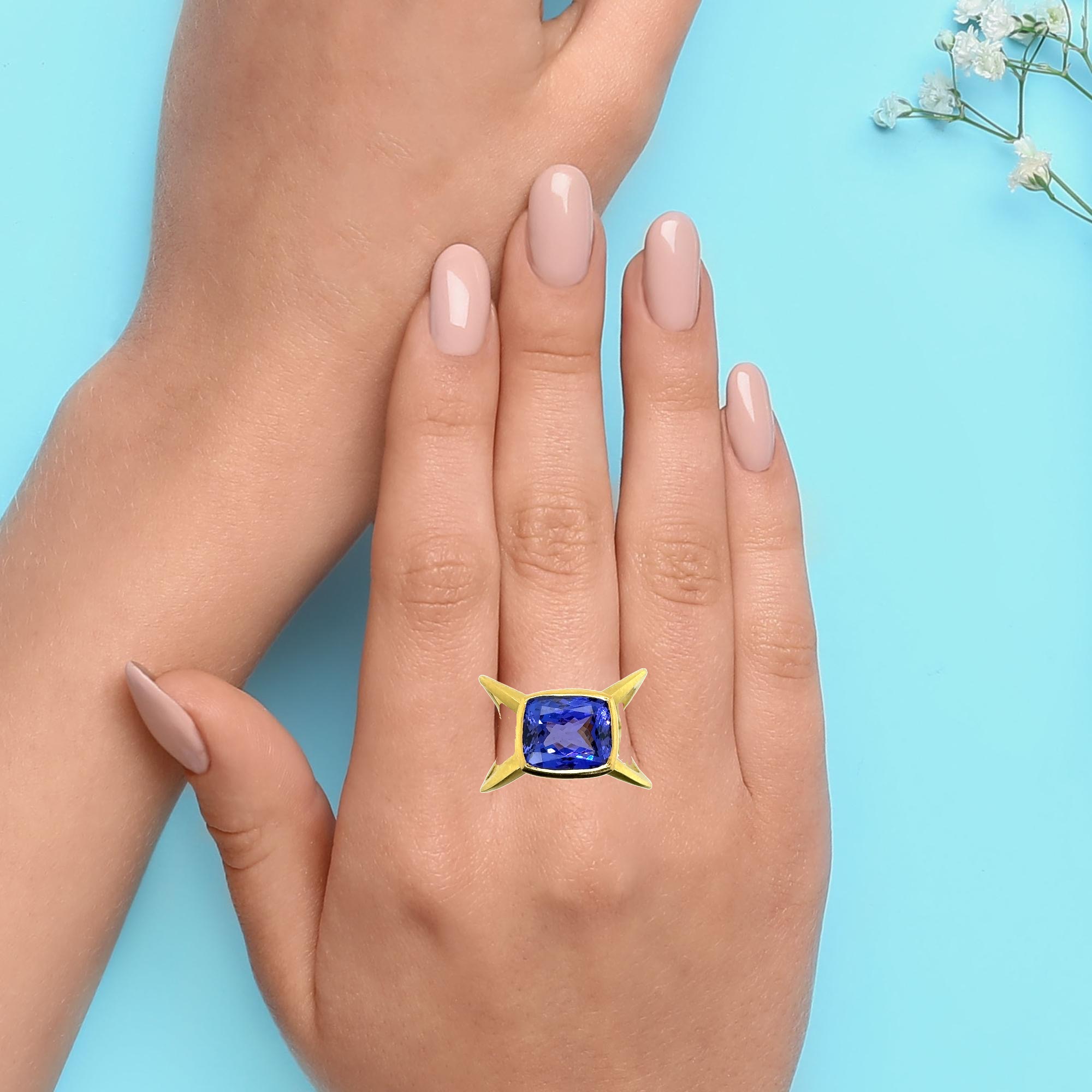 Ring gefertig in Gelbgold 750/ooo mit einem Tansanit 11,05ct 
Durch die Smartcurve Ringschiene, bietet der Ring eine optimale Passform, ein Kippen des Ringkopfes wird verhindert.

Eine evtl. anfallende Ringweitenänderung ist inklusive.