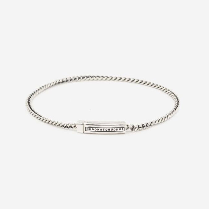 Buddha to Buddha staat voor unieke, handgemaakte sieraden met een tijdloze, robuuste uitstraling. De sieraden, zoals ringen, armbanden en kettingen, zijn herkenbaar aan hun gevlochten en karakteristieke designs.