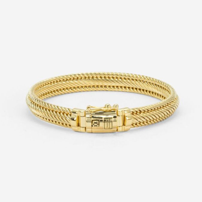 Buddha to Buddha staat voor unieke, handgemaakte sieraden met een tijdloze, robuuste uitstraling. De sieraden, zoals ringen, armbanden en kettingen, zijn herkenbaar aan hun gevlochten en karakteristieke designs.