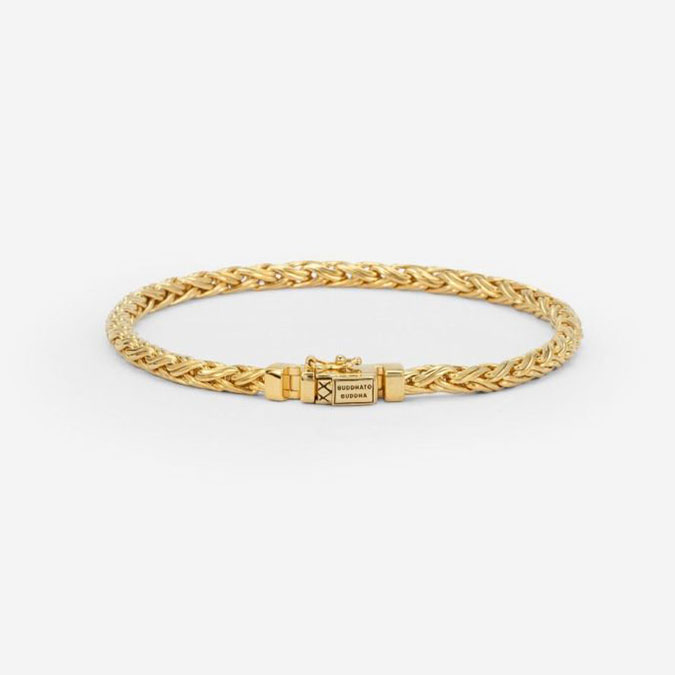 Buddha to Buddha staat voor unieke, handgemaakte sieraden met een tijdloze, robuuste uitstraling. De sieraden, zoals ringen, armbanden en kettingen, zijn herkenbaar aan hun gevlochten en karakteristieke designs.